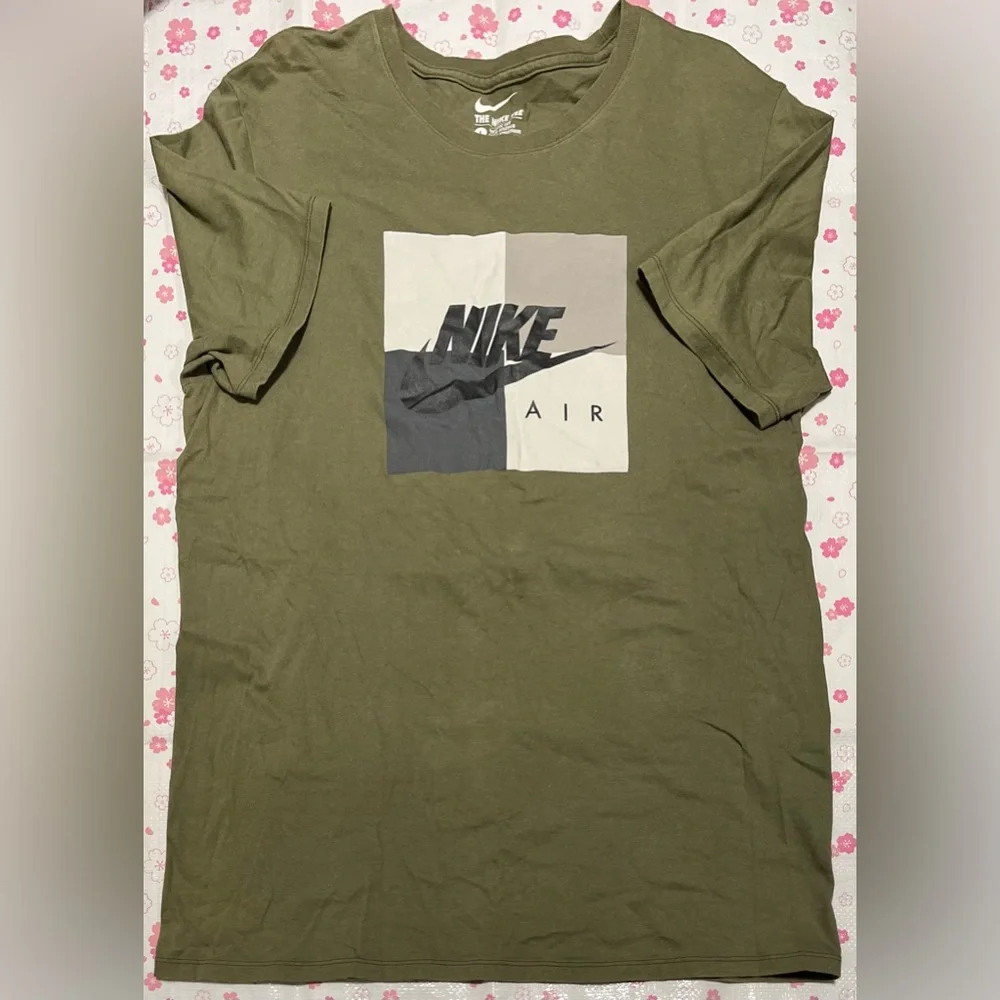 The Nike Tee Block Checkered Logo Olive Green Athletic Cut T-Shirt Mens Size L